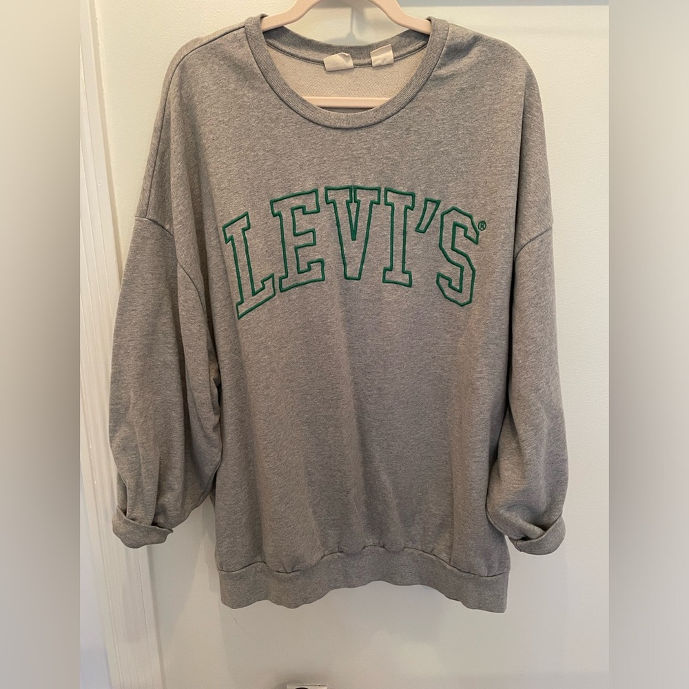 Oversized Levi’s Sweatshirt